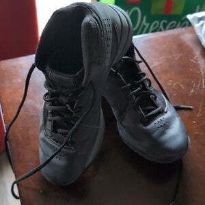 EUC Basketball Shoes‎